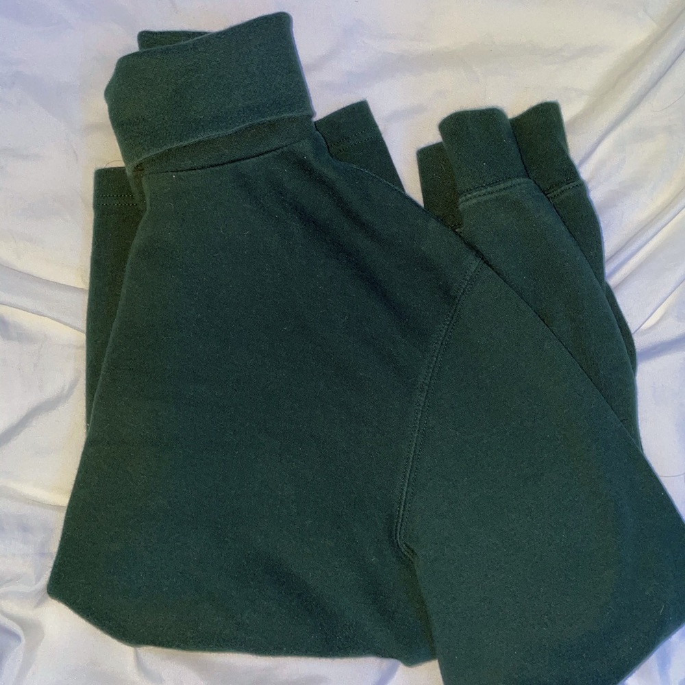 GREEN LAYERING TURTLENECK